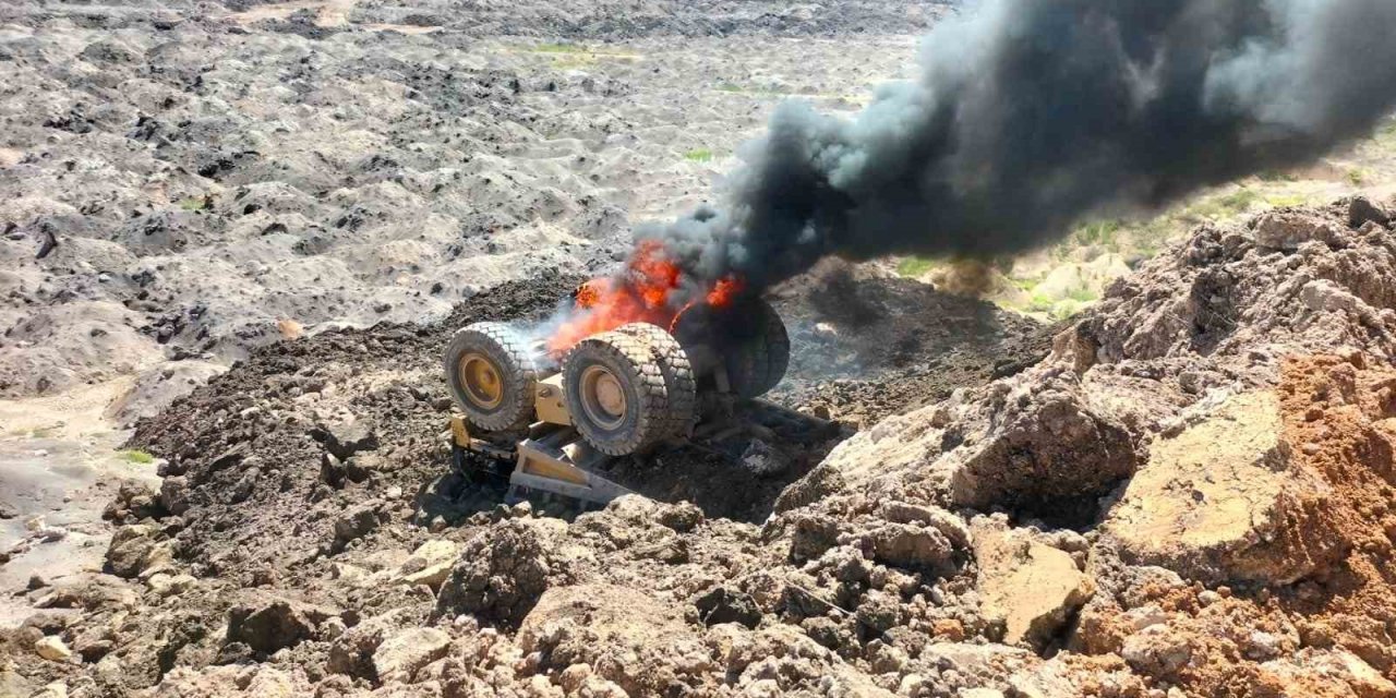 Zemin kaydı dev kamyon devrilip yandı, sürücü yaralı kurtuldu