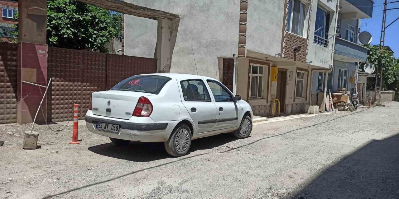 Park halindeki otomobilden hırsızlık