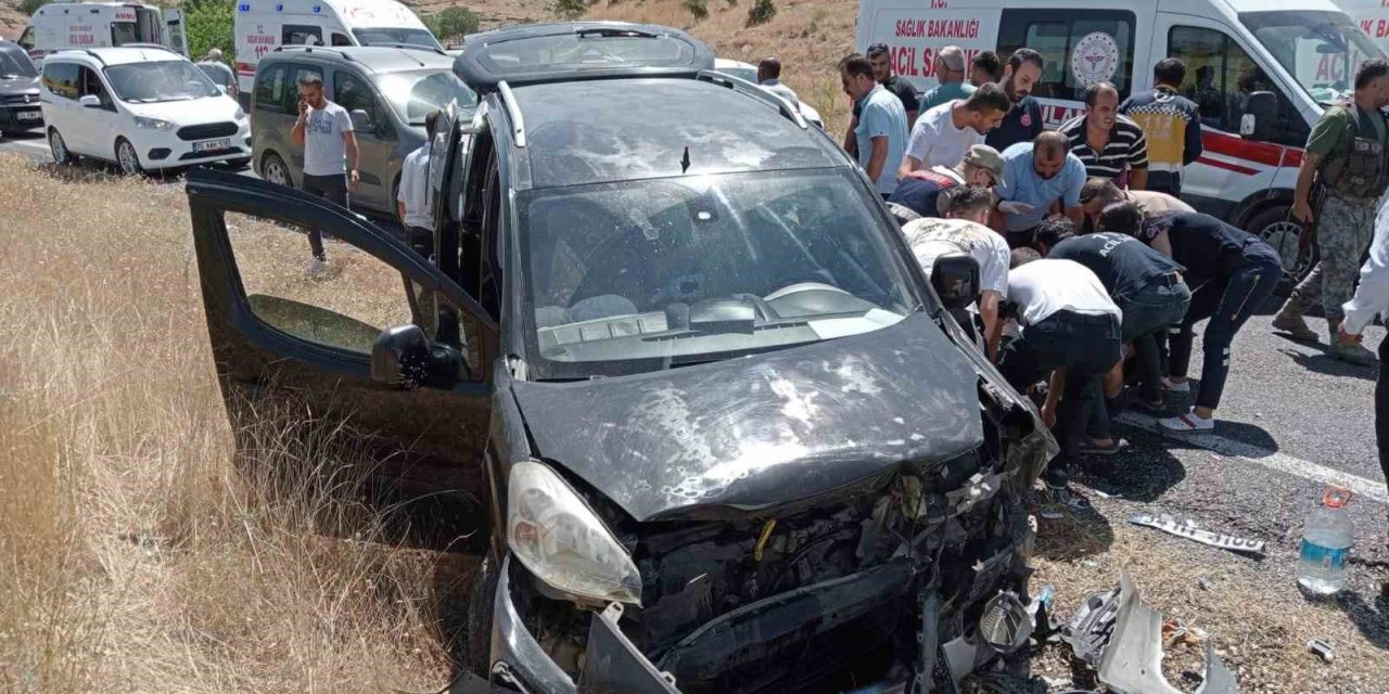 Batman’da hafif ticari araç ile otomobil çarpıştı: 6 yaralı