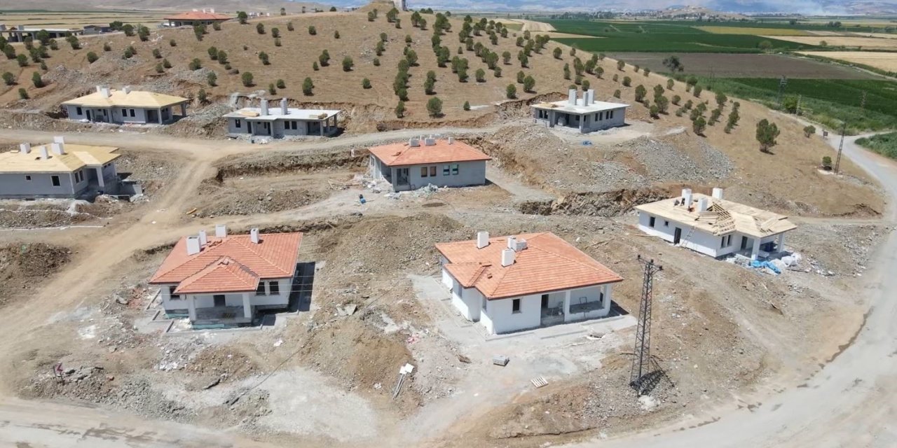 Kahramanmaraş’ın Türkoğlu ilçesindeki 3 köye 92 ev inşa ediliyor
