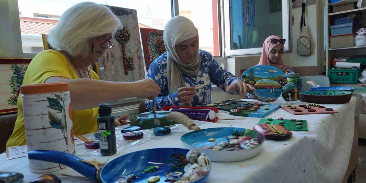 Ev hanımlarından sıfır atığa destek: Çöpe gidecek her şey onların elinde hayat buluyor