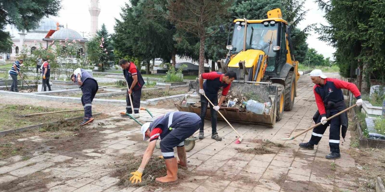 Kurban bayramı öncesi mezarlıklarda hummalı çalışma