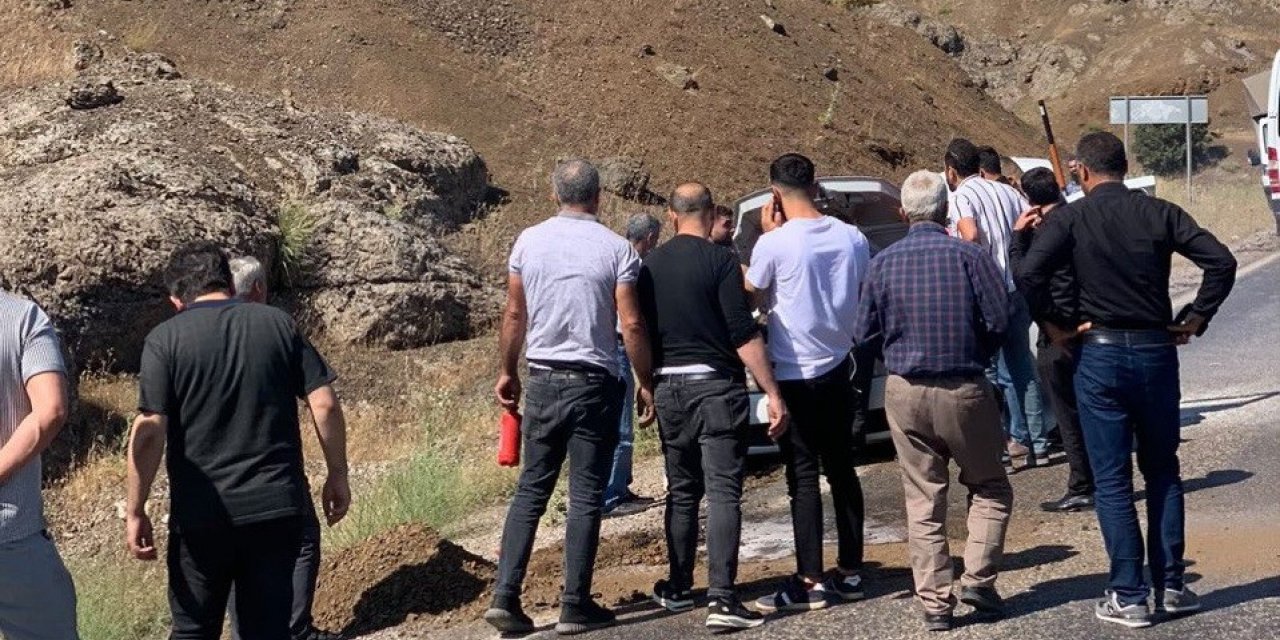 Seyir halindeki otomobil alev aldı