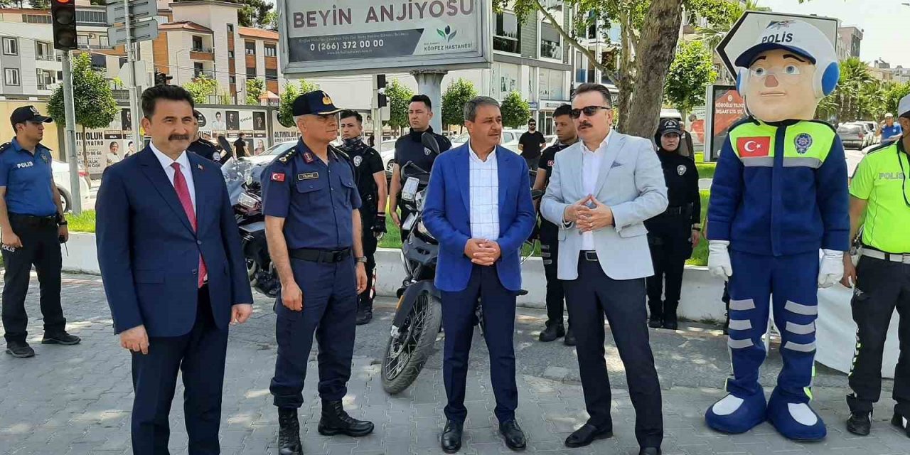 Edremit’te Vali Hasan Şıldak, sürücüleri uyardı, bayram hediyesi verdi