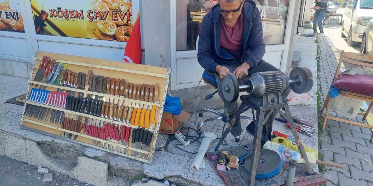 Tomarza’da bıçak bileyicileri iş başında