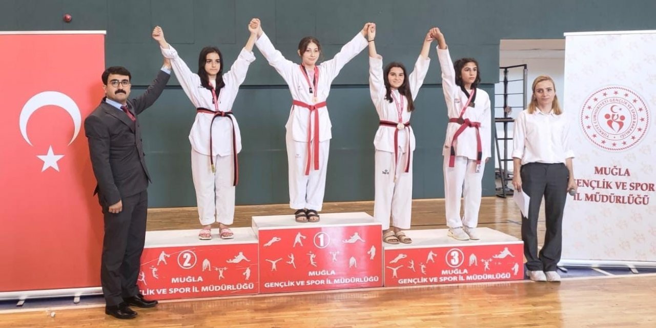 Taekwondocular şehitler için ter döktü