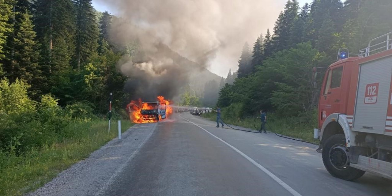 Seyir halindeki çekici alev alev yandı
