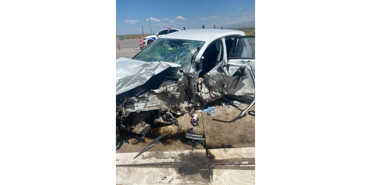 Bariyere çarpan otomobil sürücüsü yaşamını yitirdi