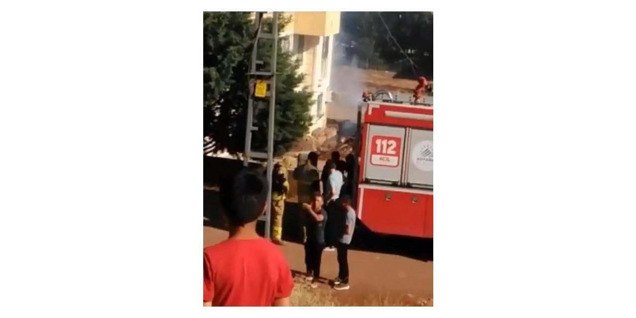 Patlayan elektrik hattında çıkan yangın paniğe neden oldu