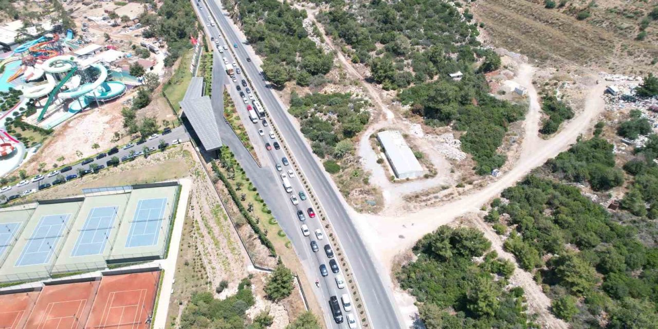 Bodrum’a 3 günde 75 bin araç giriş yaptı