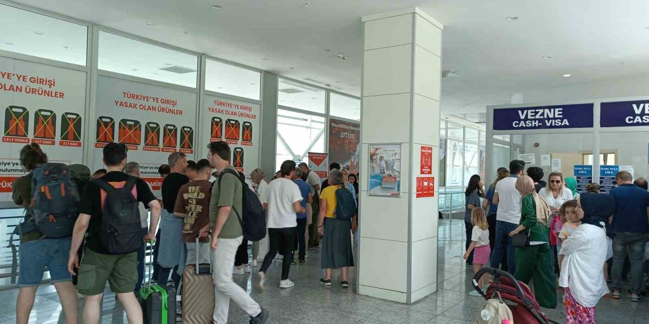 Sarp Sınır Kapısı’nda Kurban Bayramı tatili yoğunluğu