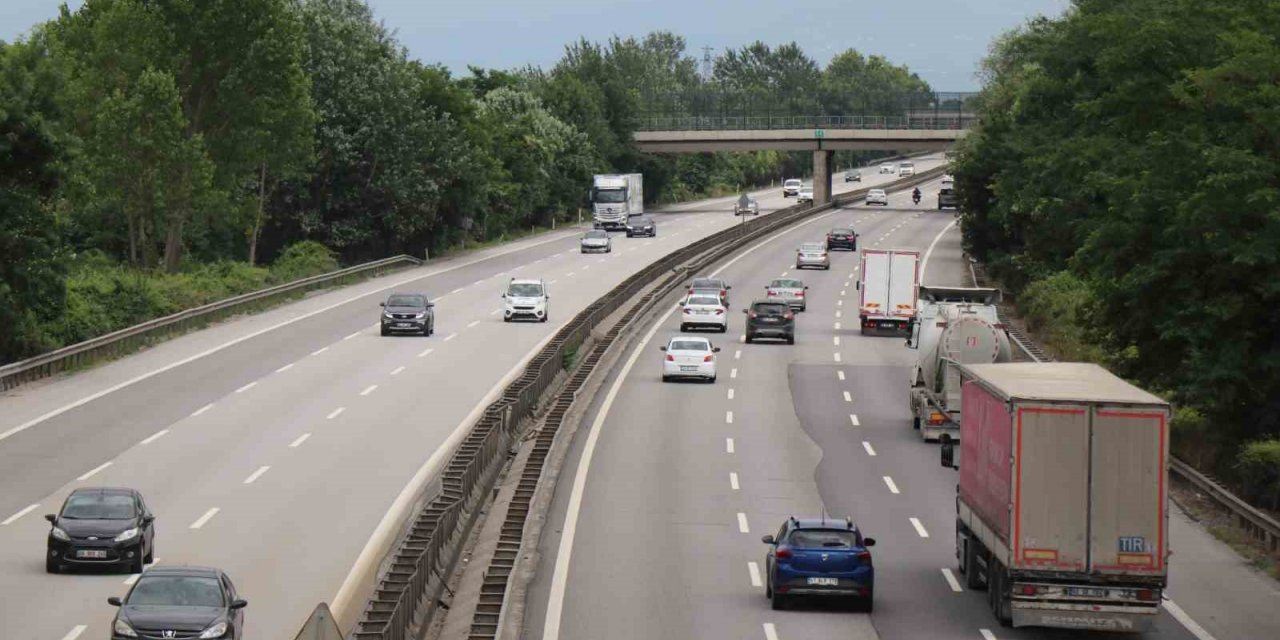 Otoyolda hafta sonu durma noktasına gelen trafik normale döndü