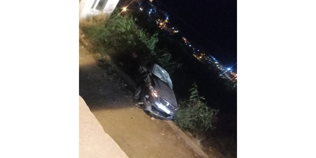Otomobil duvardan aşağı devrildi