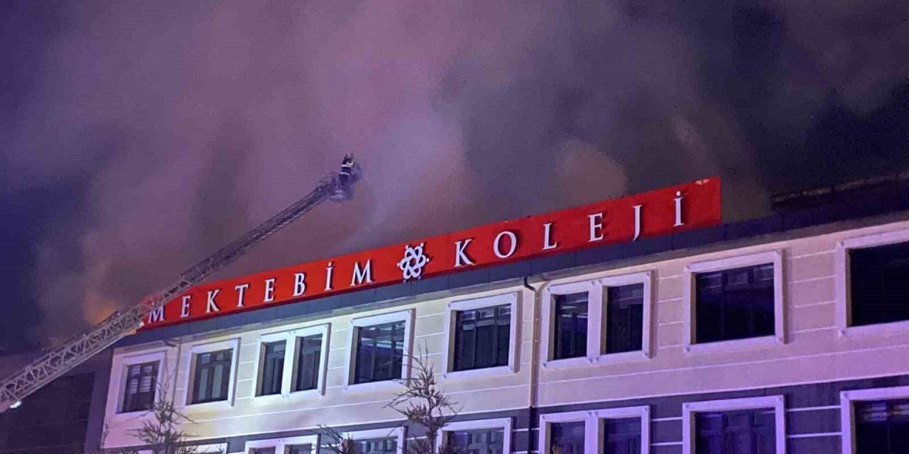 Tadilat sırasında yangın çıkan okuldan yükselen alevler geceyi aydınlattı