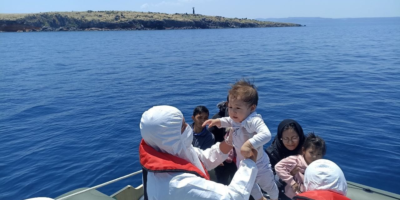 Ayvalık’ta düzenlenen iki operasyonda 35 düzensiz göçmen yakalandı, 29 düzensiz göçmen kurtarıldı