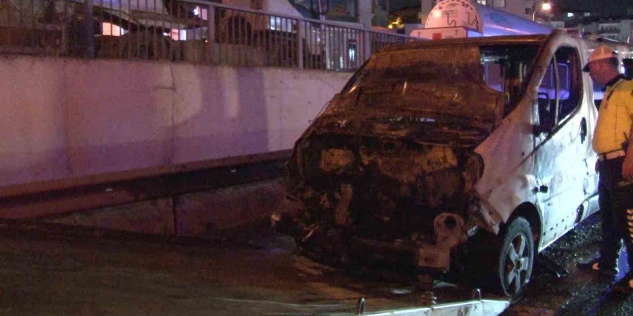 Pendik’te seyir halindeki minibüs alev alev yandı