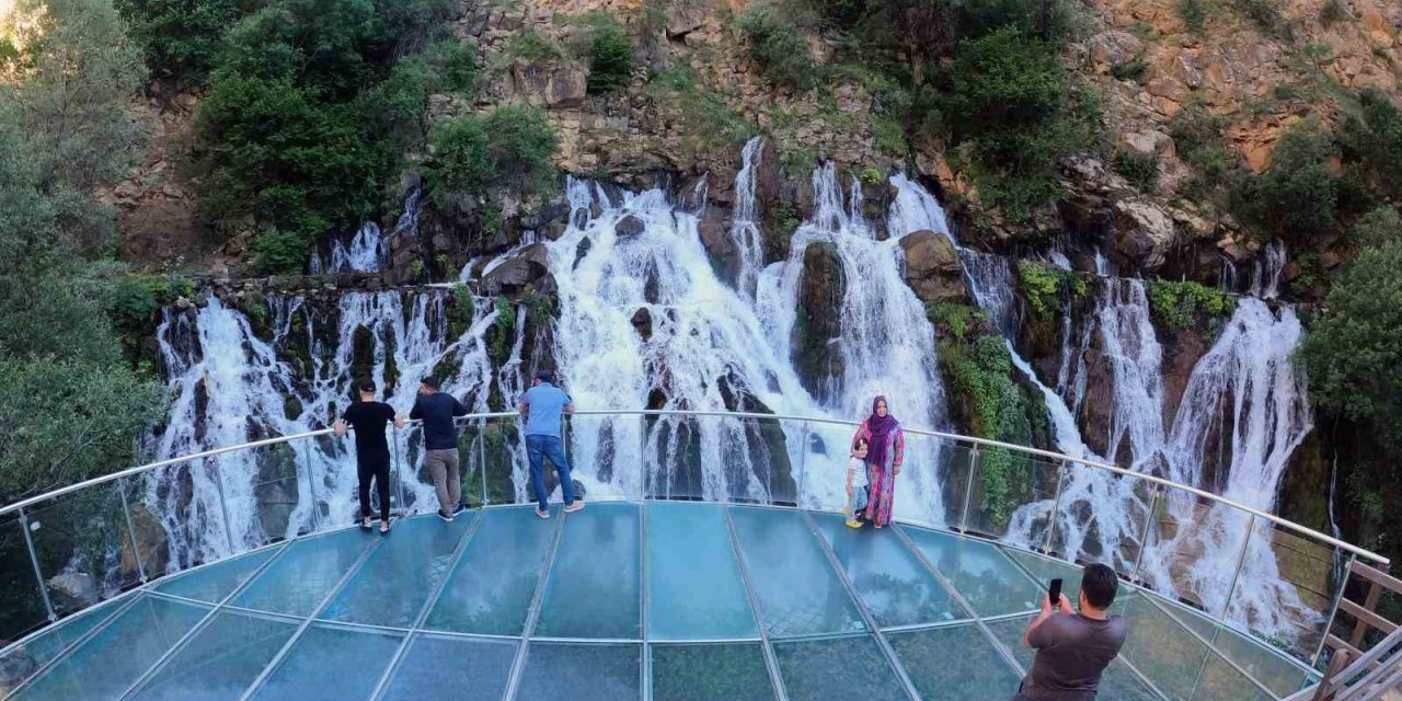 Sıcaktan kaçan soluğu Tomara Şelalesinde alıyor