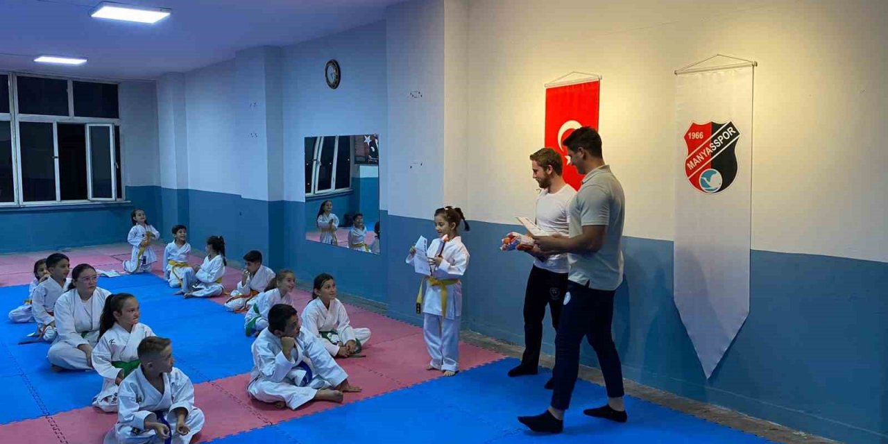 Karateciler kuşak sınavında ter döktü