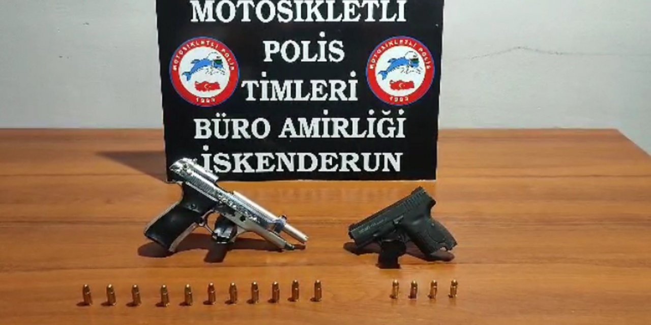 Polis, 2 şüpheliyi ruhsatsız silahlarla yakaladı