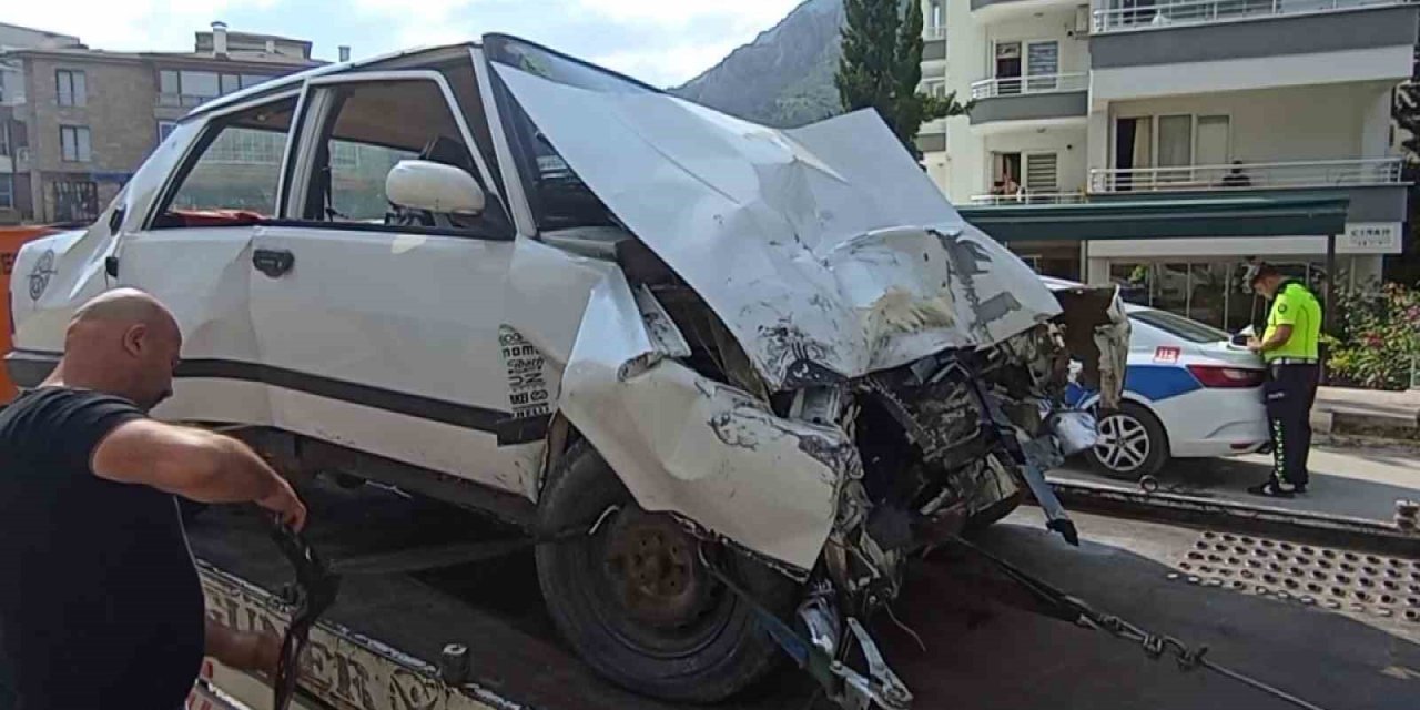 Amasya’da halk otobüsüyle otomobil çarpıştı: 4 yaralı