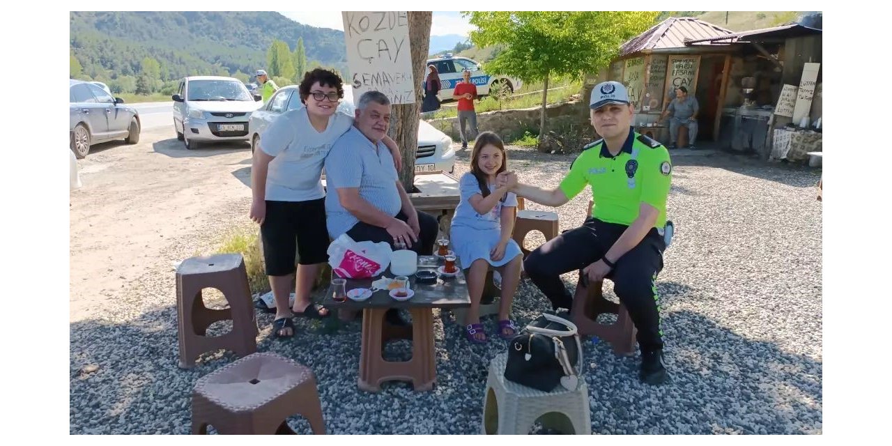 Trafik ekiplerinden sürücülere çay molası