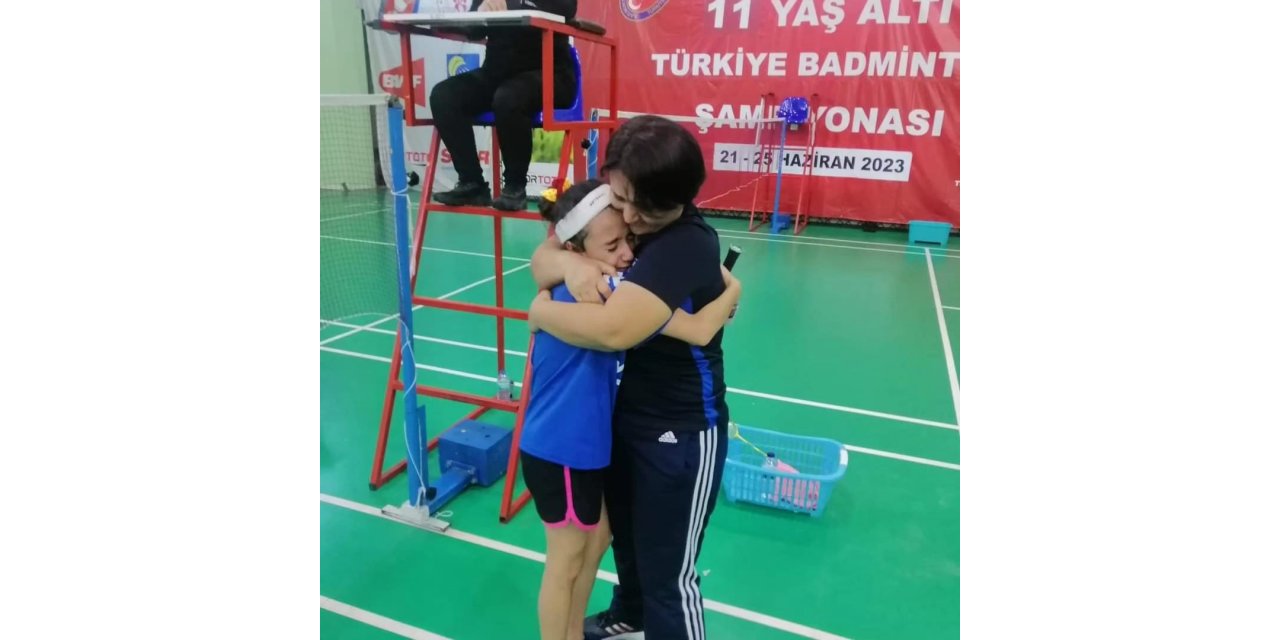 Yunusemreli Zeren badmintonda Türkiye üçüncüsü oldu