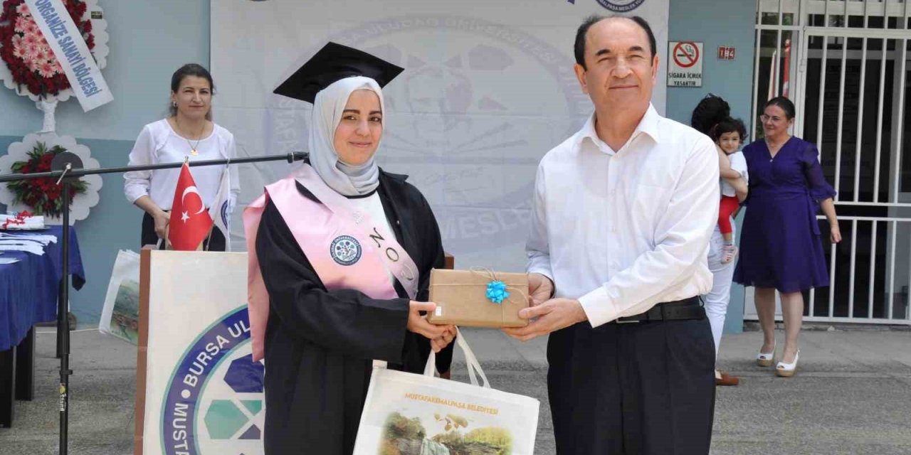 Savaştan kaçan Suriyeli öğrenci yüksekokulu birincilikle tamamladı