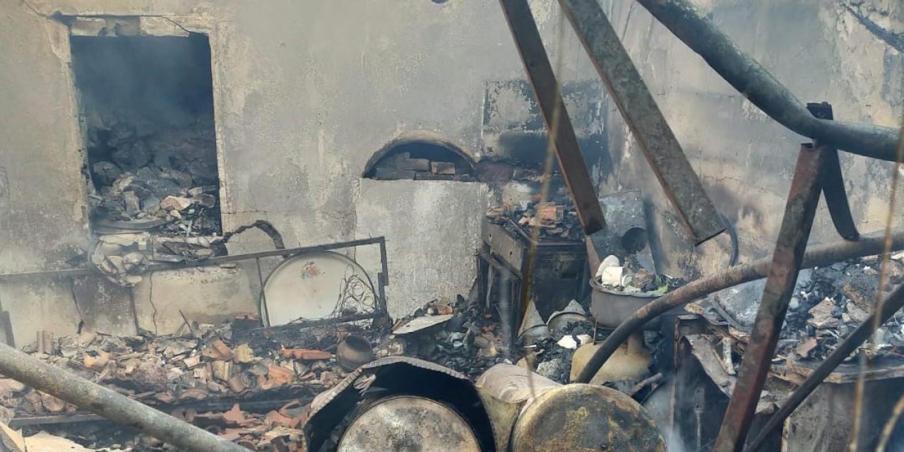 Tavşanlı’daki yangında bir ev kullanılamaz hale geldi