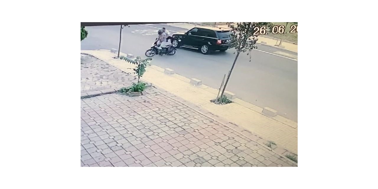 İki kardeşin yaralandığı kaza kameraya yansıdı