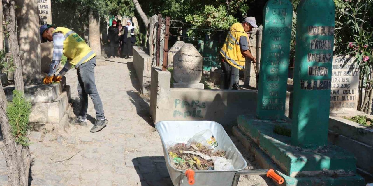 Şanlıurfa’da mezarlıklarda bayram temizliği
