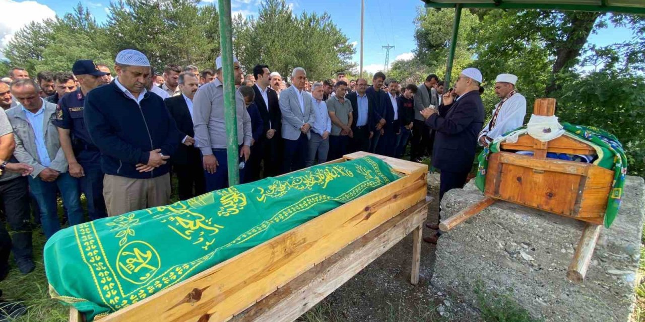 Yıldırım düşmesi sonucu hayatlarını kaybeden iki kişinin cenazesi toprağa verildi