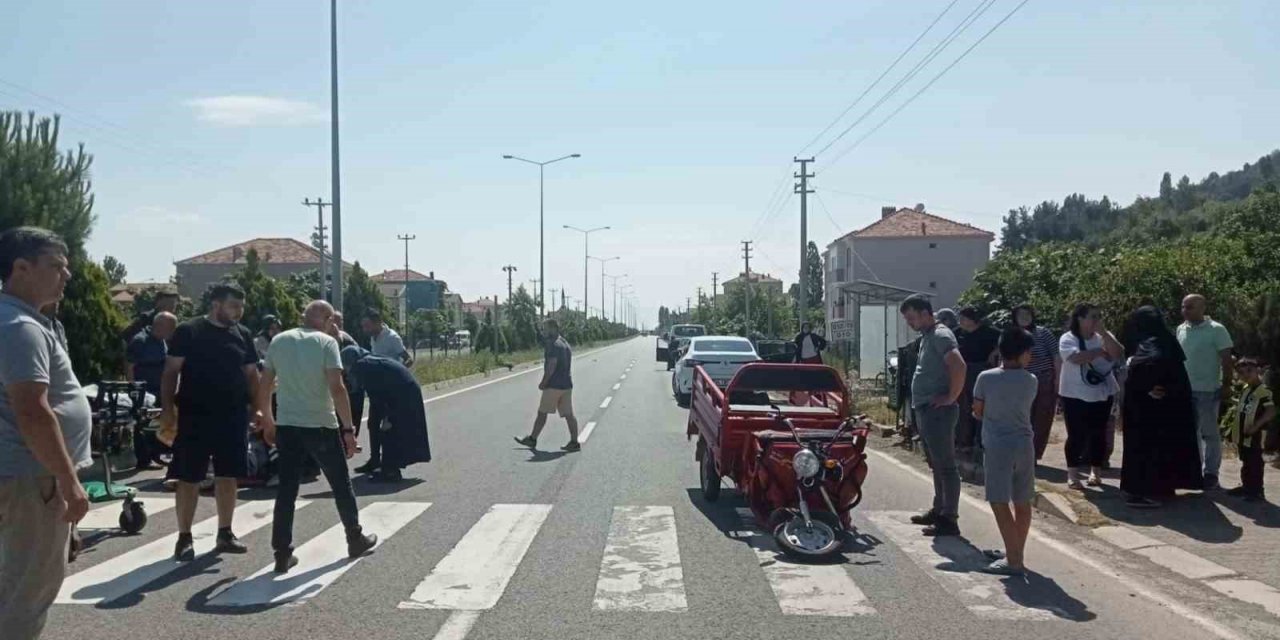 Hafif ticari araç ile elektrikli bisiklet çarpıştı: 1 yaralı
