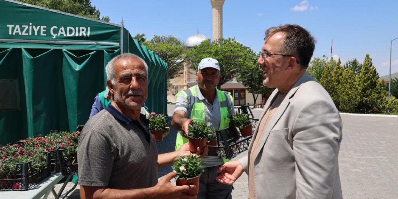 Mezar ziyaretine gelenlere karanfilli karşılama