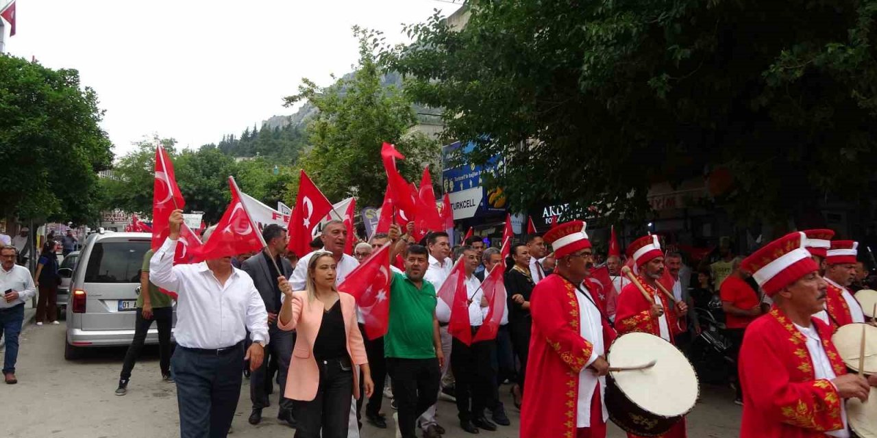 Kozanlılar il olmak için mehteran eşliğinde yürüdü