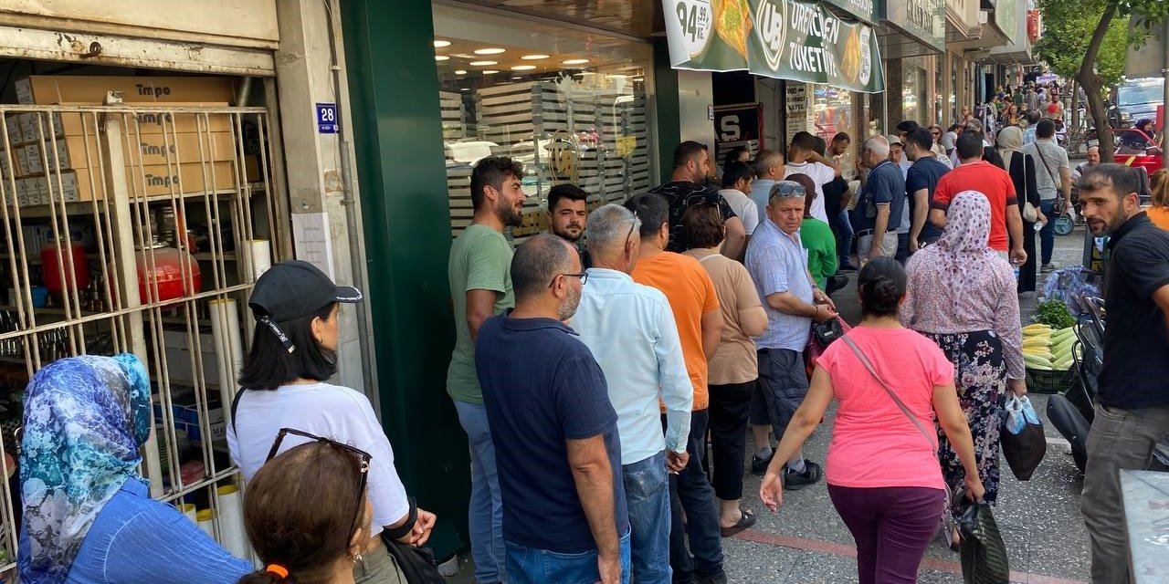 Aydın’da bayram manzarası değişmedi tatlıcılarda kuyruk oluştu