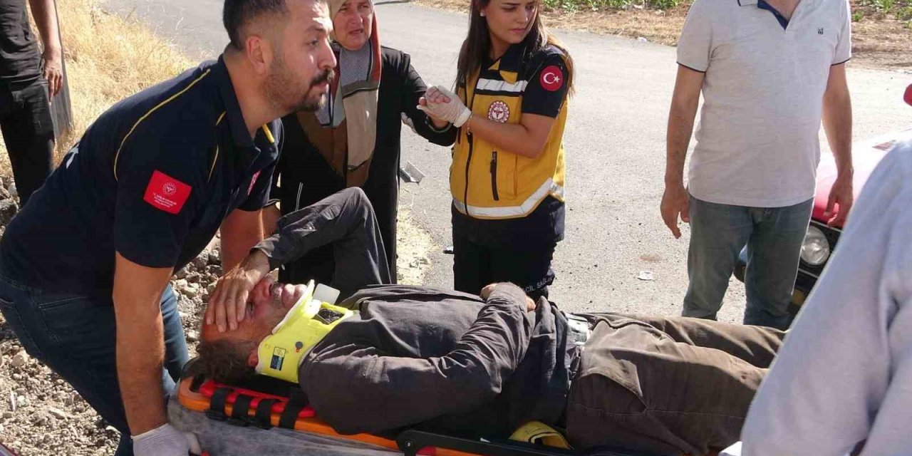 Motosiklet ile otomobil çarpıştı: 2 yaralı