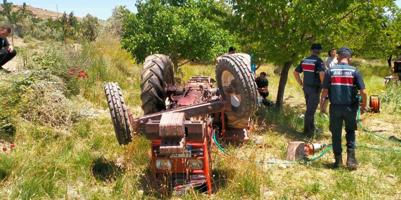Devrilen traktörün altında kalan sürücü hayatını kaybetti