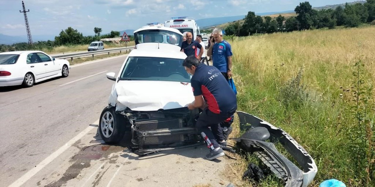 Bariyerlere çarpan araçta bulunan 4 kişi yaralandı