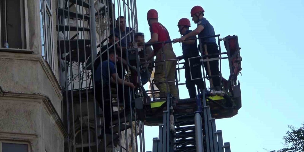 Beyoğlu’nda intihar etmek isteyen şahsı polis ekipleri kelepçeleyerek kurtardı