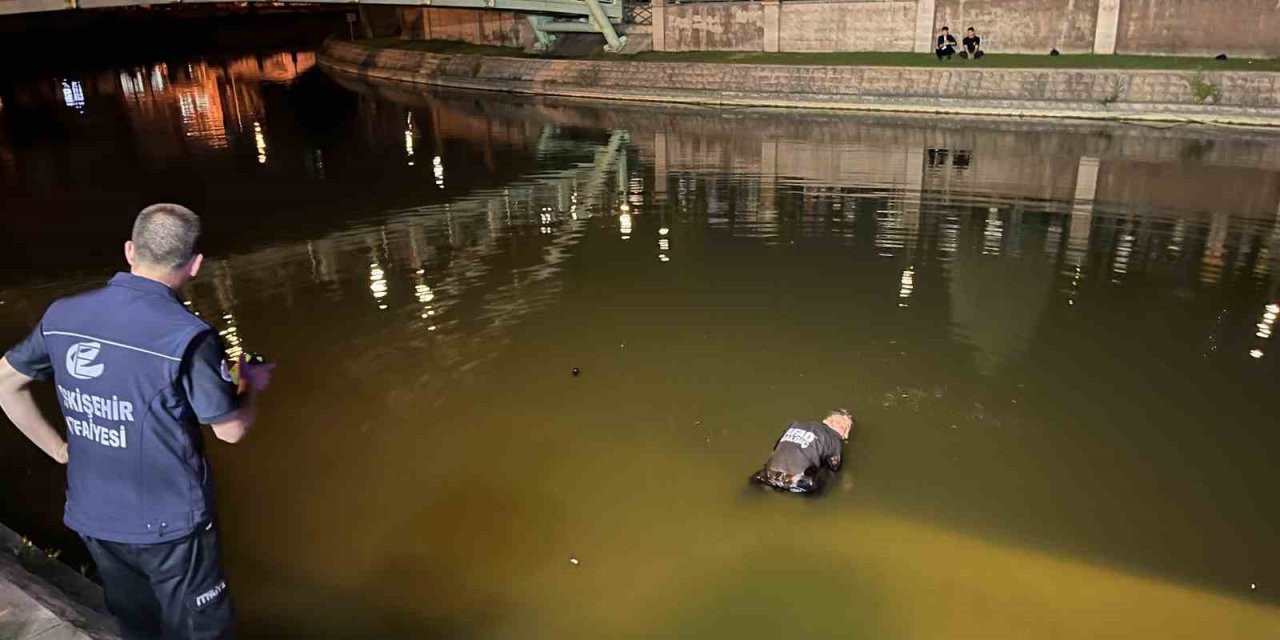 Porsuk Çayı’na atlayan bir genç kayboldu