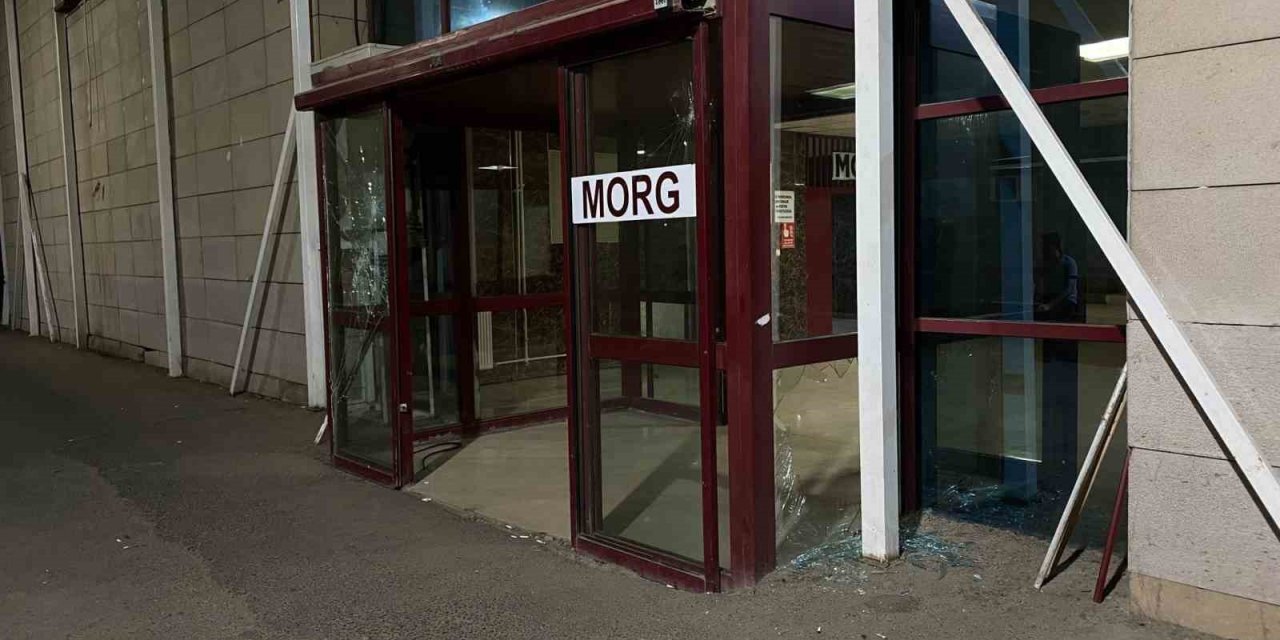 Hayatını kaybeden gencin yakınları hastane morgunun camlarını kırdı