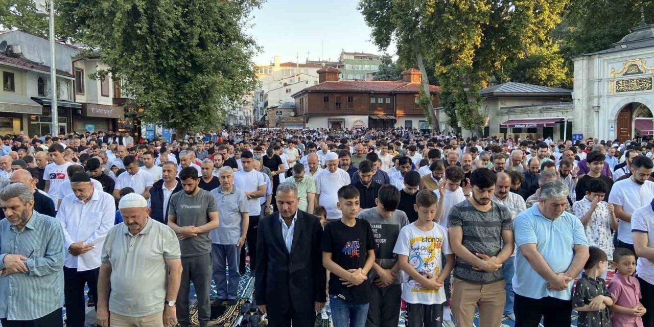 Eyüp Sultan Camisi’nde Bayram Namazı coşkusu: Binlerce kişi camiye akın etti