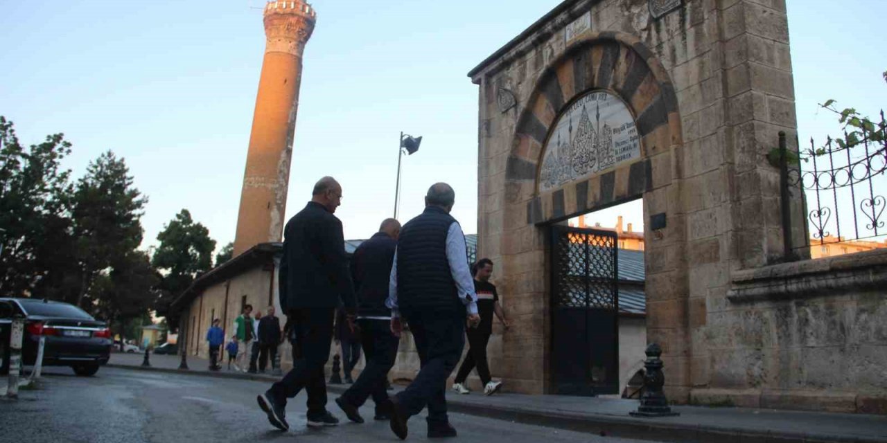 830 yıllık camide Kurban Bayramı namazı kılındı