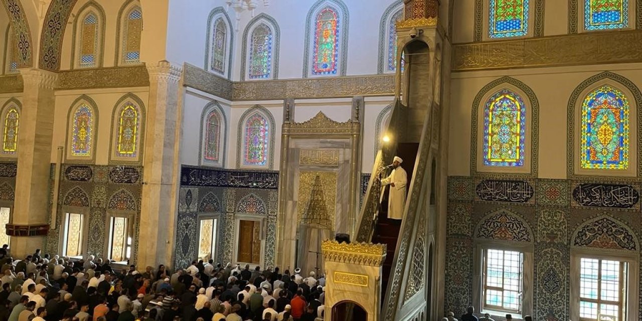 Başkentte vatandaşlar bayram namazı için camileri doldurdu