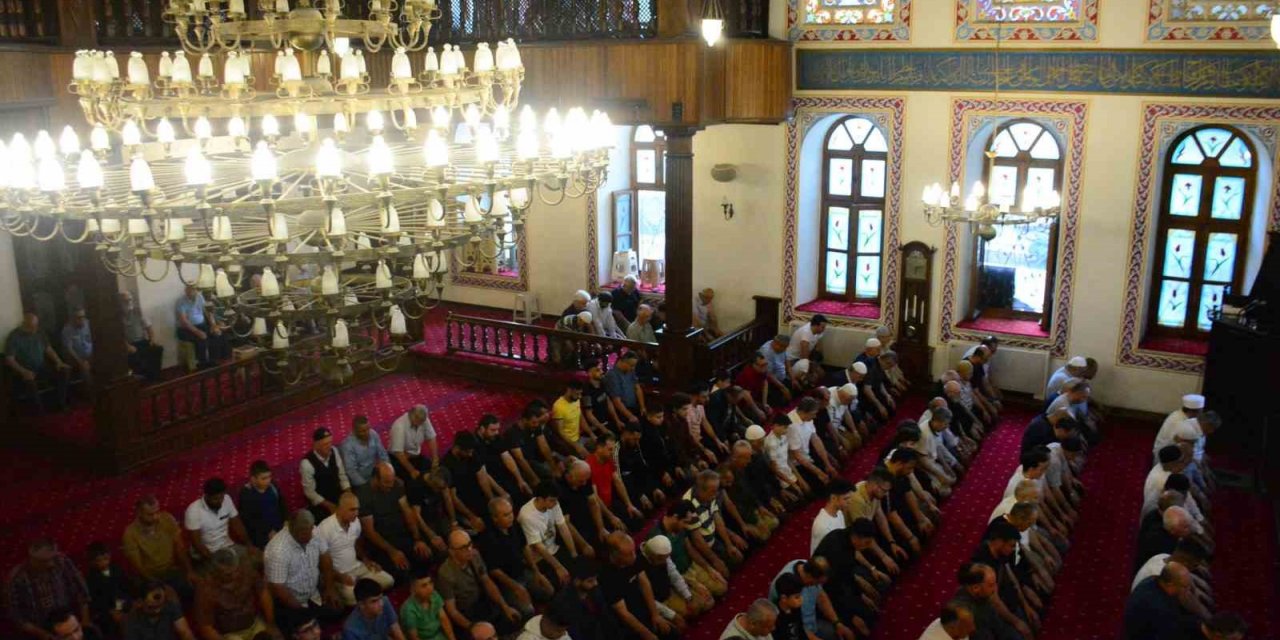 Kocaeli’de vatandaşlar bayram namazı için camileri doldurdu