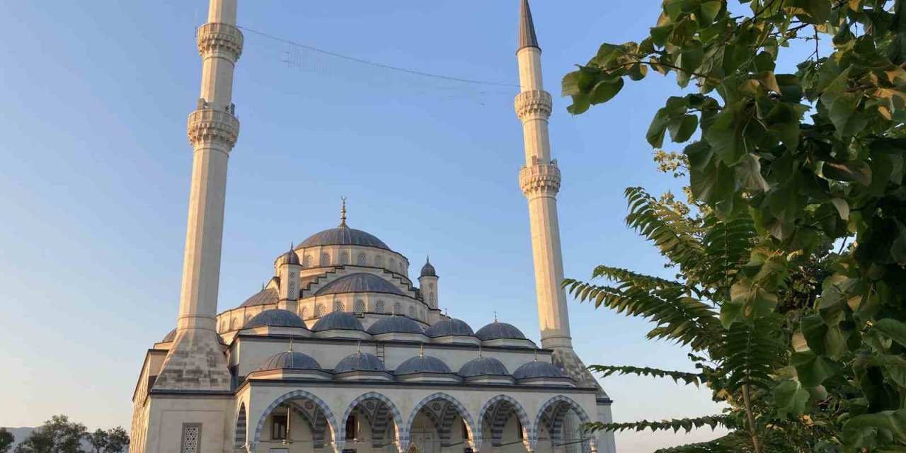 İzmirliler bayram namazı için camilere akın etti