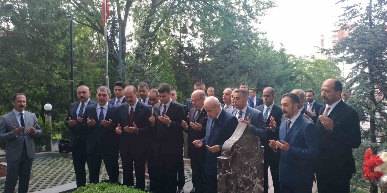 MHP lideri Bahçeli, Türkeş’in kabrini ziyaret etti