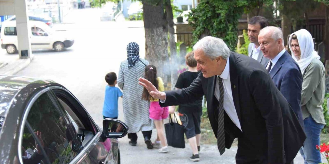 Başkan Bakkalcıoğlu mezarlık ziyaretine gelen vatandaşların bayramını kutladı