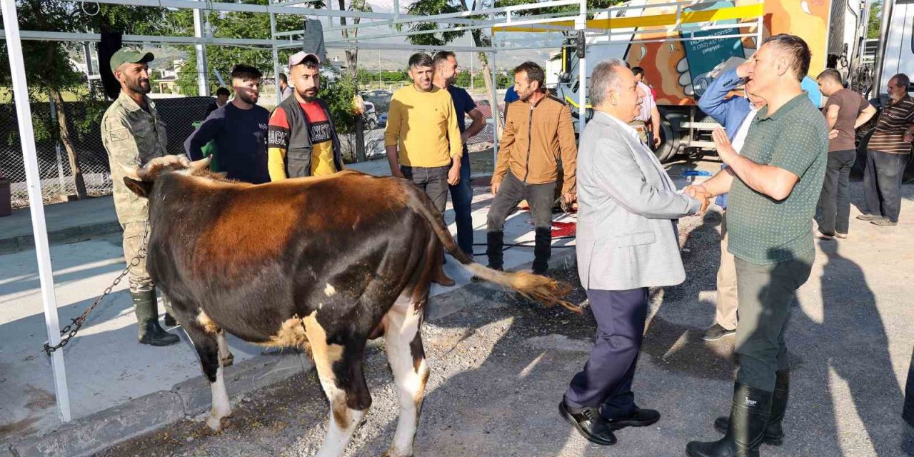 Başkan Yalçın, vatandaşın bayram sevincine ortak oldu