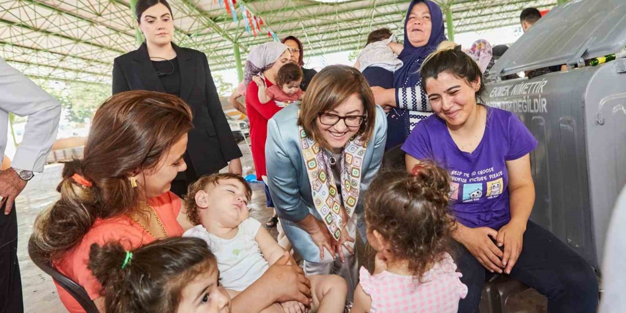 Şahin, kurban kesim alanlarındaki gazi şehirlilerle bayramlaştı